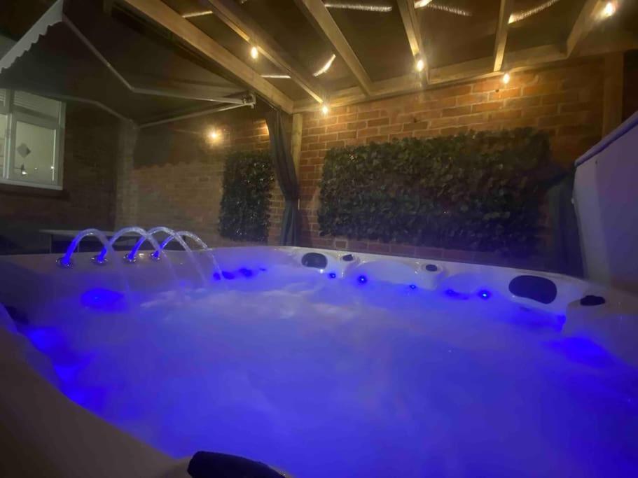 Hot Tub, Free Parking, Near Shops & Restaurants, Location 1M To City Jesmond Exterior photo